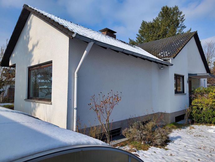Guter Preis - 777m² Grund, Bungalow, Vollkeller, Garage in Bestlage Stadt Heusenstamm, ruhig gelegen – Südostansicht