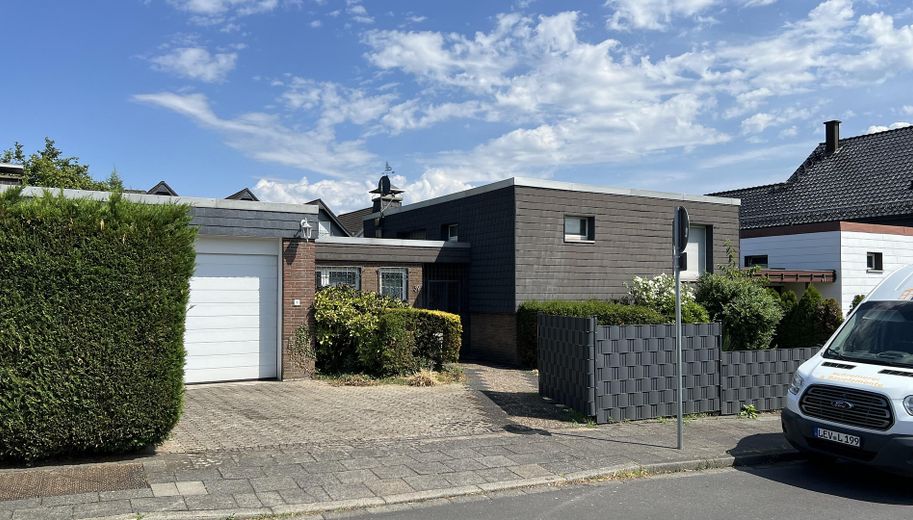 PROVISIONSFREI! Sanierungsbedürftiger Bungalow nahe Schlebusch mit erheblichen Aufstockungspotenzial – Straßenansicht I
