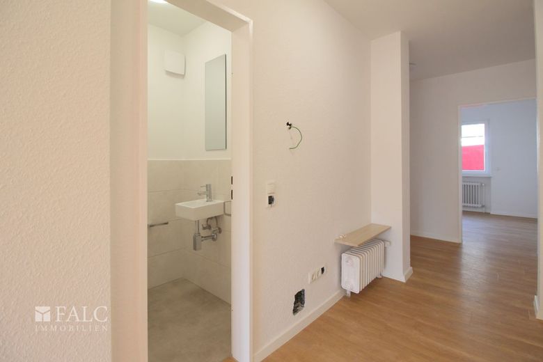Sanierte Wohnung mit großem Wohnzimmer! – Flur
