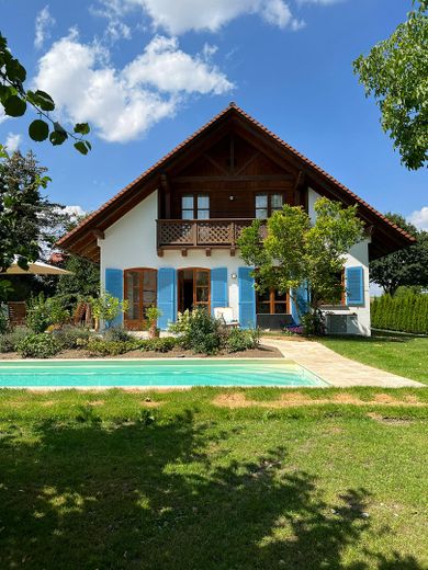 Blick auf Haus vom Garten