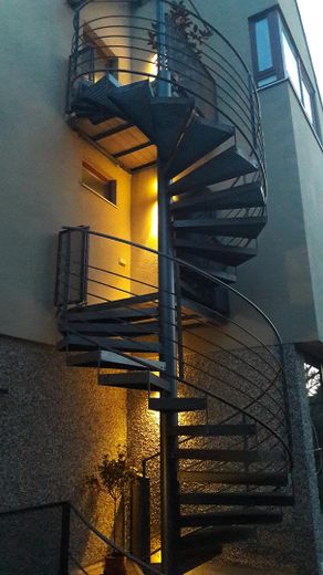 3 Zimmer lichtdurchflutete DG-Wohnung Inmitten von München-Waldtrudering – Aufgangstreppe