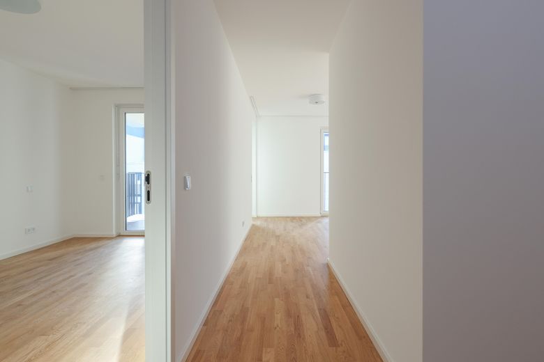 2 Zimmer Luxus Neubau - Einbauküche + Parkett - vom Eigentümer – Blick in Flur und Schlafzimmer