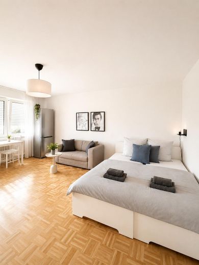 Möbliertes Apartment mit separater Küche * Loggia * Aufzug * viel modernisiert – Schlafen