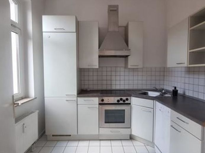 Großzügige 3-Zimmer mit Laminat, EBK, Wannenbad mit Fenster und Balkon in zentraler Lage – Foto 1