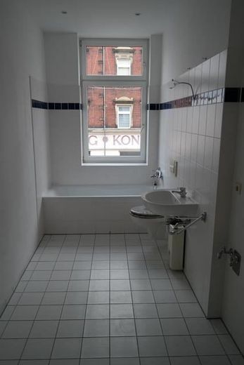 Großzügige 3-Zimmer mit Laminat, EBK und Wannenbad in zentraler Lage! – SAM_7705