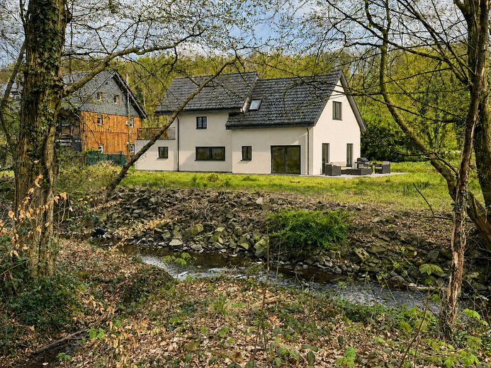 Odenthal ihr Haus am Bach nach KFW 55 EE Standard inkl WP Klima Solar und Wallbox – Foto 9