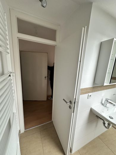 Bright 2-room attic apartment with fitted kitchen in a central location – Badezimmer