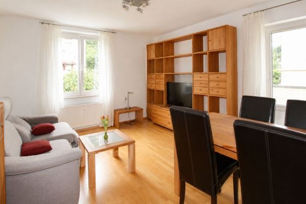 Mooie - gemeubileerde 3,5-kamerwoning, op de 1e verdieping met prachtig uitzicht vanaf 2 dakterrassen op een toplocatie in Heidelberg-Weststadt