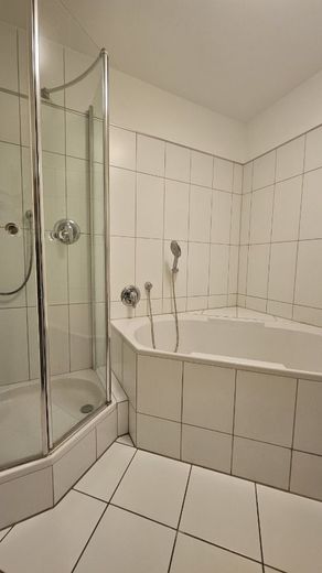 *** hell &amp; großzügig *** Lichtdurchflutete isarnahe Wohnung in der Au – Badezimmer mit Wanne und Dusche