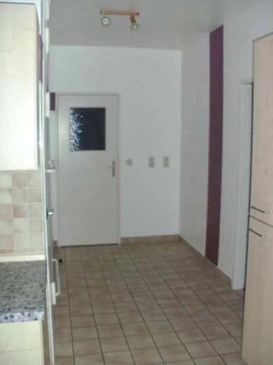 renov.bedürft. 3,5-Zi-Whg mit Balkon und EBK samt sep. DG-Whg. im Rohbau, in freundl. MFH in HN – Küchen-Flur