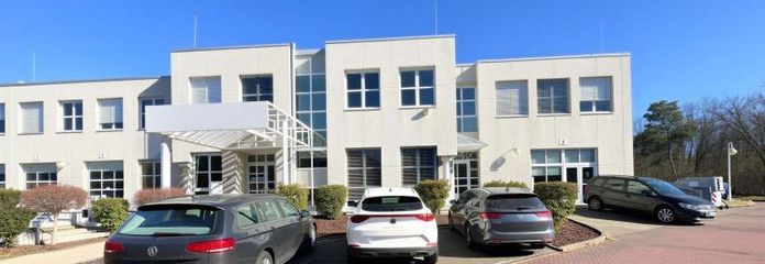 1.247 m² de surface d'entrepôt + 484 m² de surface de bureaux à louer sans commission dans le parc d'activités moderne