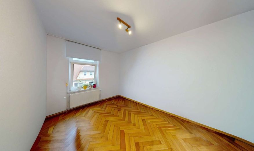 Vierseitenhof bei Schönebeck: MFH &amp; XXL-Ertrags-Reserve - 29% Soll-Rendite – Obergeschoss-links Schlafzimmer