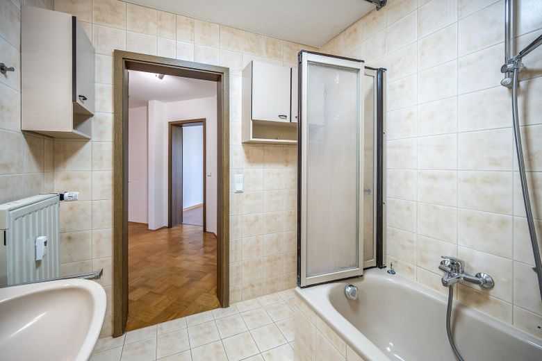 Lichtdurchfluteter Wohnkomfort in Uni-Bestlage – 90 m² mit 3 Balkonen & TG-Stellplatz – Bad Foto 2