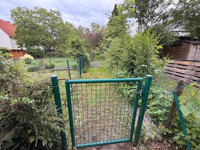 Reihenhaus mit Garten & Dachausbau-Potenzial – 4 Zimmer, provisionsfrei | Goslar - Georgenberg – Weg zur Straße, hinten rum