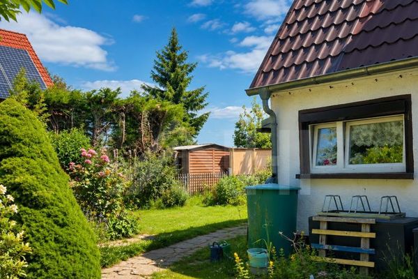 Vivere nel verde con brevi distanze ... Ampio terreno edificabile con potenziale di sviluppo per la costruzione di una casa bifamiliare