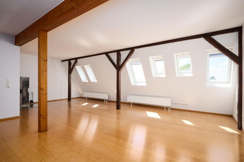 Altbau-Dachgeschosswohnung mit privater Dachterrasse am Adolfplatz — 127m², provisionsfrei – Wohnzimmer