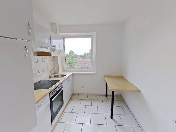 Bien distribuido apartamento de 3 habitaciones con BALCÓN y cocina equipada – Küche