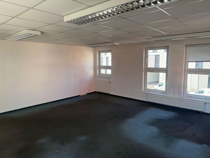 Car dealership with motor vehicle workshop & tire service TÜV in Berlin-Köpenick available for flexible rental – Bürofläche