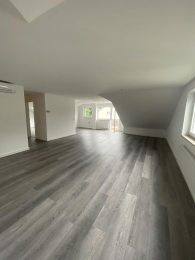 Zentrale 3 Zimmer Wohnung in Lohmar, Klimaanlage, Balkon – Wohnzimmer&Küche