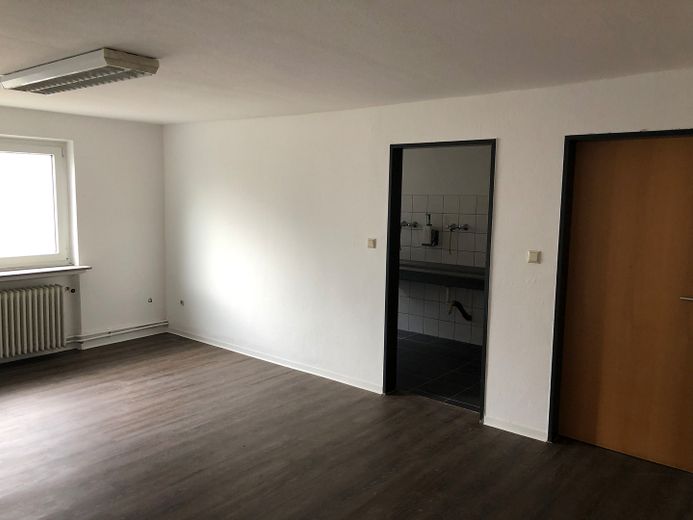 Lager/ Produktionshalle ( mit Büro ) – Sozialraum