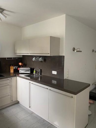 renovierte Wohnung mit Balkon und Blick ins Grüne – Spüle Oberschränke
