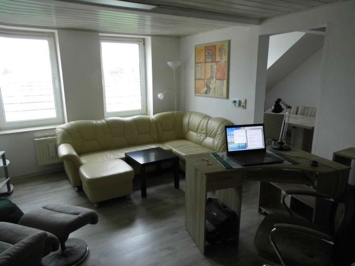 3-Zimmer-Wohnung mit Einbauküche im 3.OG (DG) in ruhiger Randlage - mit Blick auf das Landesgartenschaugelände! Gartennutzung ist möglich! – Foto 1