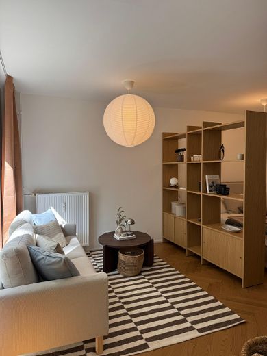 Apartamento de 1 habitación totalmente renovado cerca de Kantstraße: disponible y completamente amueblado – Wohnbereich