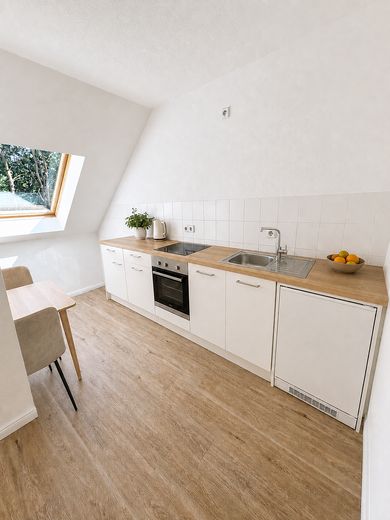 Ruhig wohnen nahe dem See: Helle 3-Zimmer-Dachgeschoss-Wohnung mit Balkon in Zossen – Küche möbliert -Visualisierung