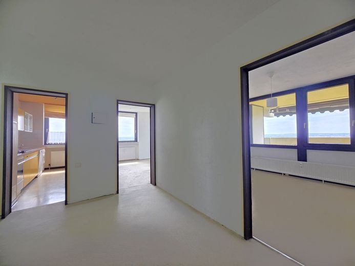 Hochheim Skyline:
3-Zimmer; 96 m²; überdachte Terrasse; toller Fernblick; seniorengeeignet! – Flur mit "Rundumblick"