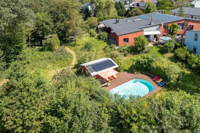 290 m² + 2.464 m² Naturidyll | Pool & Gartensauna | Aartalblick | Mehrgenerationen o. Vermietung – Luftbild Garten