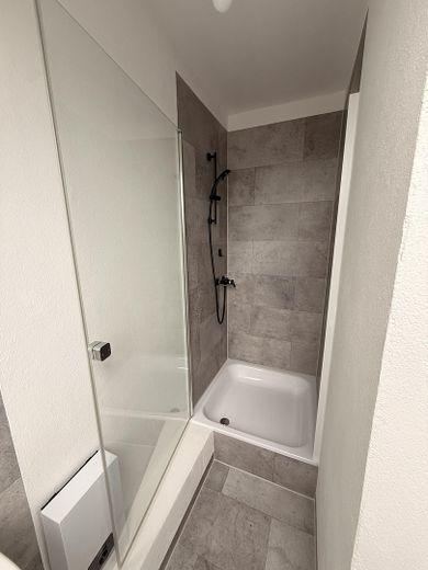 Schöne große Maisonette-Wohnung im 2-Parteien-Haus — 3 Zimmer + ausgebautes Dachgeschoss – Badezimmer mit WC