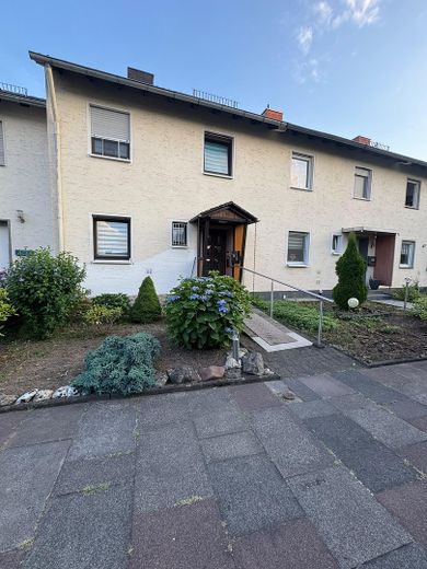 Gepflegtes Reihenmittelhaus mit Wintergarten, Sauna und schönem Garten in ruhiger Wohnlage – Außenansicht