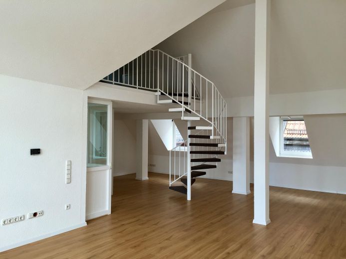 Altstadt-Stadthaus mit Mainblick, Dachterrasse, Mieteinnahmen & Ausbaupotenzial – provisionsfrei – Wohnzimmer - Wohnung 2.OG