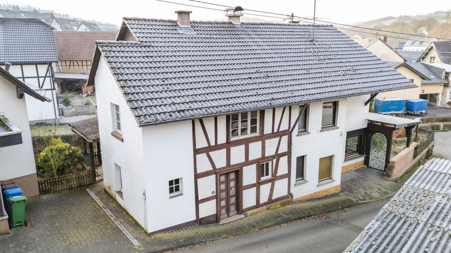Fachwerkhaus mit Anbau und großer Scheune. Sanierung mit Substanz in Roßbach-Wied! – Blick auf das Fachwerkhaus mit Anbau
