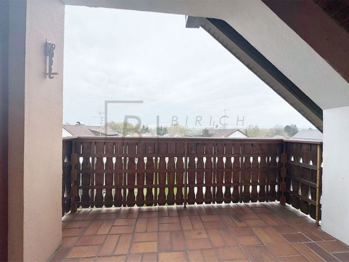 Großzügige 4-Zimmer-Dachgeschosswohnung mit Balkon und Stellplatz – Loggia DG