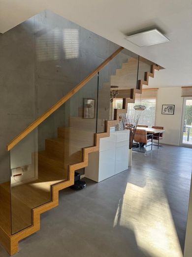 !SAHİBİNDEN SATILIK! Çift garajlı ve ısıtmalı havuzlu, son derece bakımlı 6 odalı şehir villası – Treppe zum 1.OG