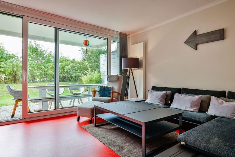 NEUE FOTOS, NEUER PREIS!!! TRAUM(FERIEN)WOHNUNG VON PRIVAT ZU KAUFEN! – Sitzecke mit Gartenblick