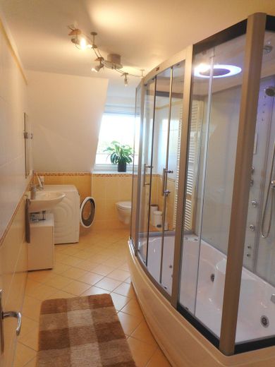 Helle voll möblierte Maisonette-Wohnung auf 2 Ebenen in ruhiger Lage in Hamburg-Eidelstedt – Bad mit "Duschtempel" m Licht