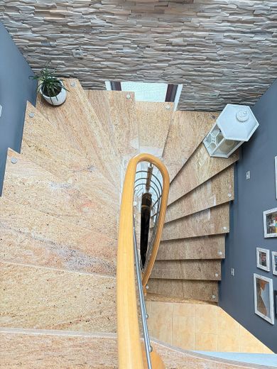 Straordinaria casa unifamiliare moderna con doppio garage – Treppe