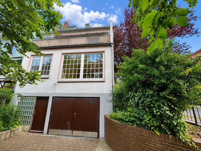 End-of-terrace house with balcony and garage in a popular location! – rückwärtige Ansicht