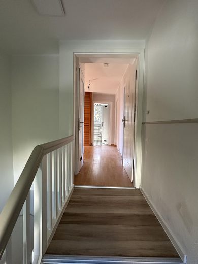 VICINO AL CENTRO! Appartamento mansardato, unità condominiale in edificio plurifamiliare ristrutturato – Eingangstür zur Wohnung