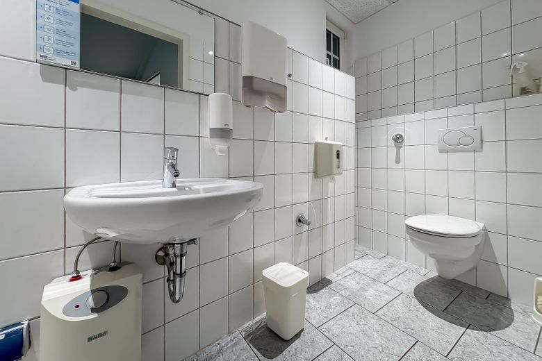 LOKAL / BIURO – DUŻY RUCH – DOSKONAŁA LOKALIZACJA OBOK NETTO I KINA – KLIMATYZACJA – OPCJONALNE MIEJSCA PARKINGOWE – WC-Anlagen
