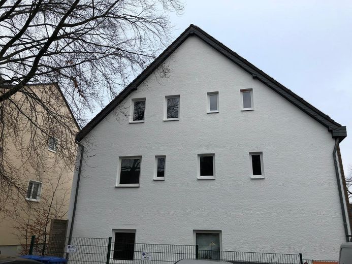 Affascinante appartamento duplex con 5 locali e terrazza sul tetto a Mechernich – Libero dal 01.11.2026 – Rückseitige Ansicht des Hauses