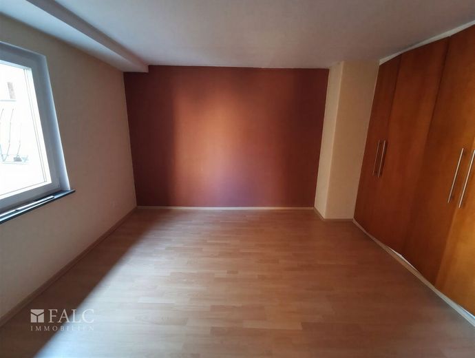 Hausrenovierung: 5x Wohnungen in Vermietung – 1.OG-rechts-Schlafzimmer - (KI generiert)