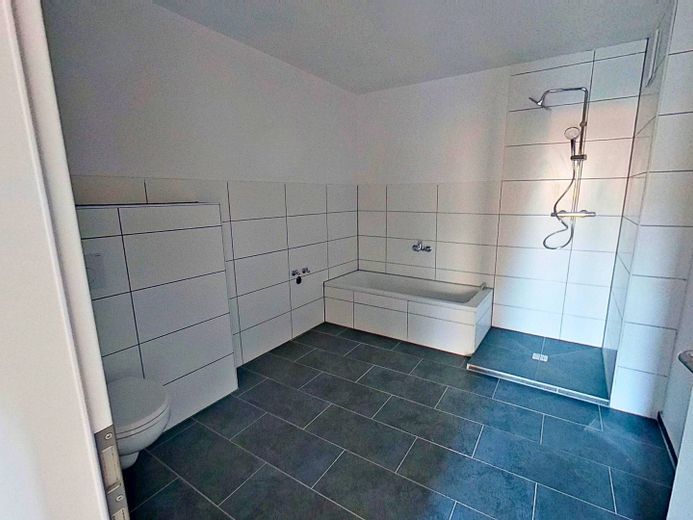 **PREMIÈRE OCCUPATION exclusive** Appartement moderne de 3 pièces au rez-de-chaussée avec BALCON dans un écrin de verdure – Badezimmer