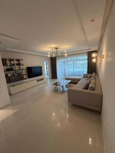 Wohnzimmer mit viel Tageslicht