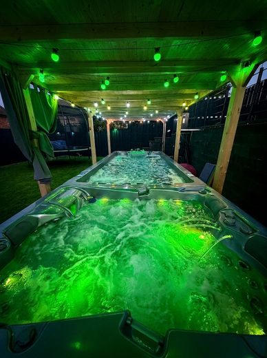 Luxus-Reihenendhaus | 225 m² | Kernsaniert 2025 | Klasse A+ | PV + Swim Spa – Swimm Spa