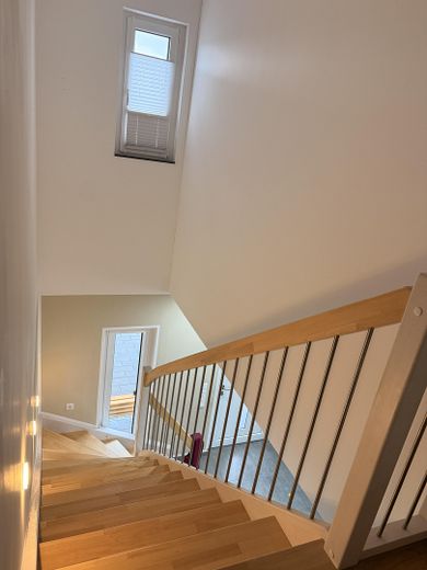 Modernes freistehendes Einfamilienhaus mit viel Platz & großem Garten | Baujahr 2021 – Treppenhaus