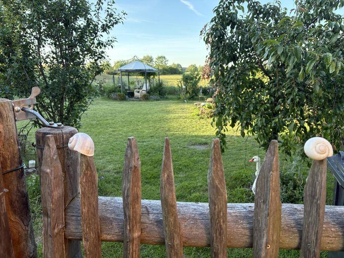 Ein Stück vom Paradies in Elb-Nähe - saniertes Bauernhaus mit Vintage-Charme – Blick in den hinteren Garten