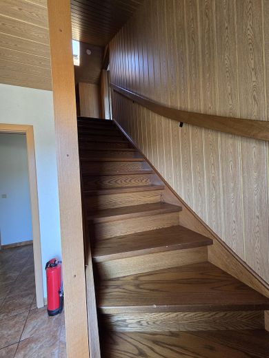 Schönes freistehendes Einfamilienhaus zu verkaufen – Treppe zum OG